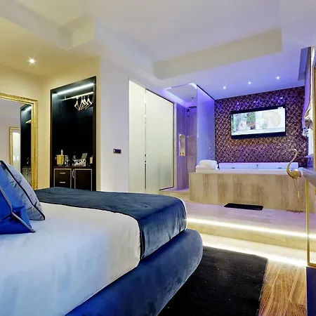 Spanish Diamond Luxury Suites & Jacuzzi-3