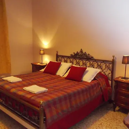 Travellers Lodge Bed & Rooms-2