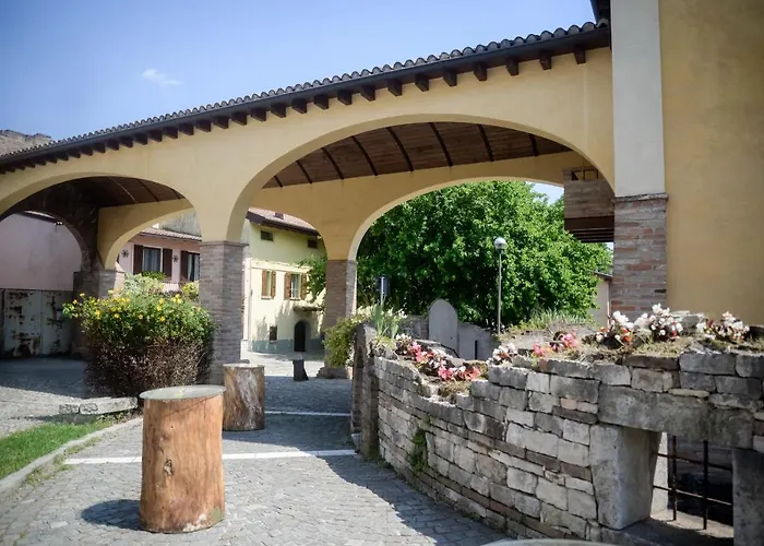 La corte dell'Elmo Salò
