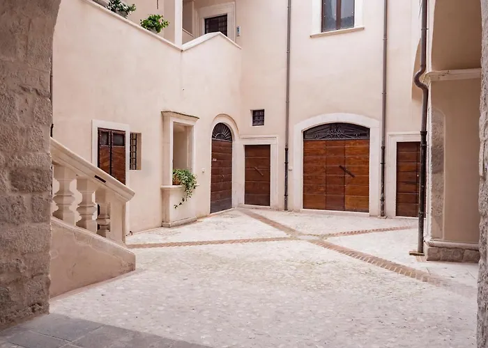 Bed and Breakfast Palazzo dei Pavoni, Relais di Charme LʼAquila