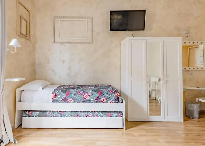 Deluxe Rooms And One Chilling Jacuzzi Suite Guesthouse Roma