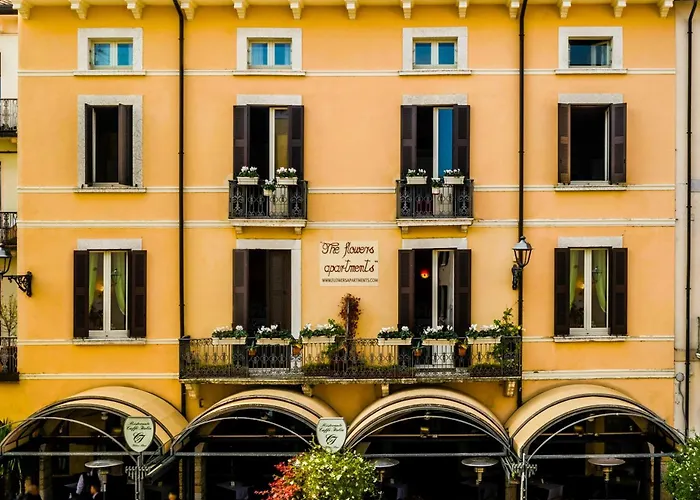 Flowers Apartments Desenzano del Garda