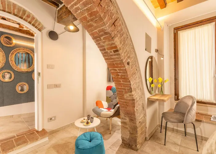 Palazzo Falcinelli Luxury Room in Montepulciano Center with Air Conditioning&Elevator