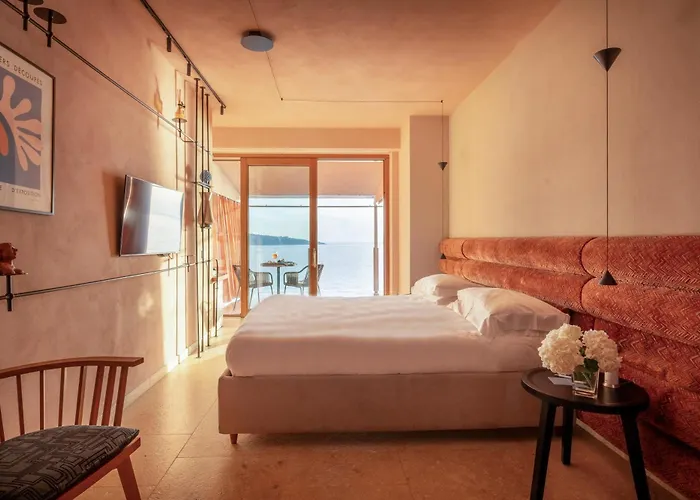 Hotel Laqua By The Sea Meta