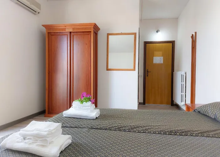 Lanka Hotel 2 Stelle Villa Rosa Di Martinsicuro
