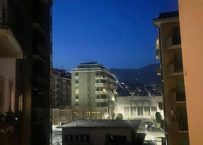 Confortevole Appartamento Con Costosa Ristrutturazione In Viale Massenzio Masia Côme