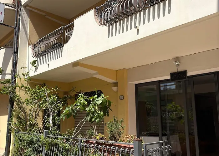 Hotel La Grotta SantʼAlessio Siculo