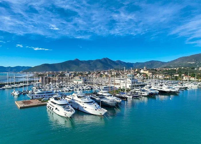 Yacht Club Marina di Loano | UNA Esperienze