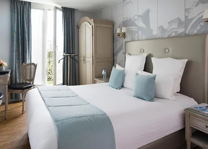 Hotel Plaza Elysées Parigi