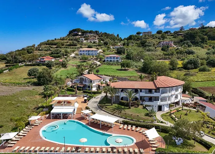 LUZIA AGRIRESORT - Piscina Panoramica e vista Mare a Capo Vaticano