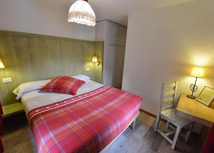 Hotel Petit Dahu - Chambres Et Restaurant Cogne