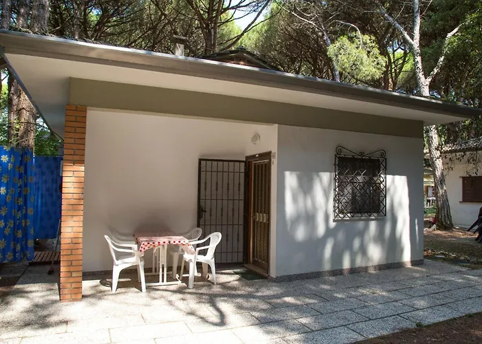 Pine-Front Bungalow Steps From The Beach Eraclea Mare