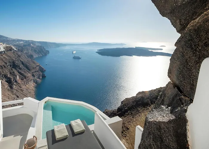 Aqua Luxury Suites by NOMÉE Hospitality Group Imerovigli 