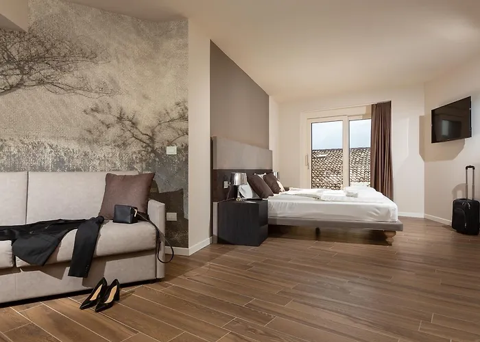 Pace 1954 Hotel Arco